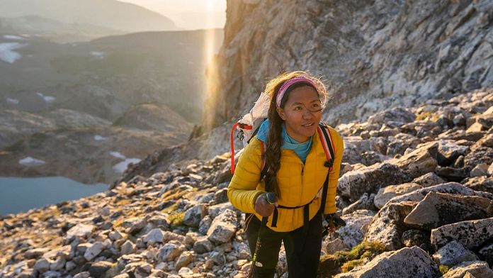 "Lavoro per una ragazza": incontra la prima guida alpina certificata dell'Asia che sta scalando più delle montagne