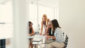 Le giovani donne europee hanno quasi quattro volte più probabilità di subire molestie sessuali sul posto di lavoro rispetto agli uomini