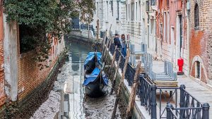 Taxi d'acqua, hotel lungo i canali e monitoraggio delle maree: una guida locale a Venezia durante le acque basse
