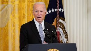 Teoria delle fughe di laboratorio in Cina: Joe Biden firma il disegno di legge che declassifica l'intelligence sulle origini di COVID