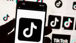 TikTok imposta un limite di tempo sullo schermo di 60 minuti per gli utenti sotto i 18 anni e un "promemoria del sonno" per tutti