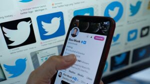 Come Elon Musk ha ripetutamente amplificato false affermazioni e potenziato gli account di disinformazione su Twitter