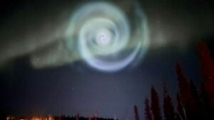 Cos'era questa spirale catturata tra l'aurora boreale nei cieli dell'Alaska?