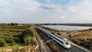 La ferrovia ad alta velocità è in forte espansione in Spagna: i suoi prezzi più bassi e più servizi potrebbero essere un modello per l'Europa?
