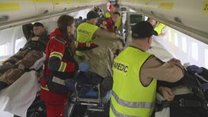 Questa compagnia aerea ha trasformato il suo jet in un ospedale volante per portare in Europa i soldati ucraini feriti