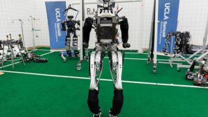 Questo robot umanoide può camminare più velocemente di qualsiasi altro e può anche giocare a calcio