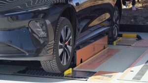 Stanco di aspettare per ricaricare il tuo veicolo elettrico?  Aperte in Europa le prime 'stazioni di sostituzione delle batterie'