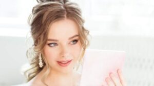 Donna che si prepara per il giorno del suo matrimonio