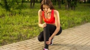 L'artrite può causare dolore al ginocchio o all'anca