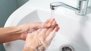 Donne che si lavano le mani con il sapone