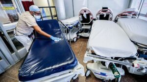 Gli scienziati britannici creano materiale che uccide i germi che potrebbe rivestire la plastica per combattere i superbatteri ospedalieri