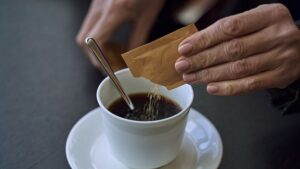 I dolcificanti artificiali non aiutano a perdere peso e possono comportare rischi per la salute a lungo termine, avverte l'OMS