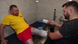 Il piccolo laboratorio di protesi che aiuta gli ucraini feriti dalla guerra a ricostruirsi una vita