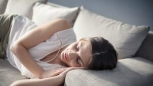 l'ayurveda consiglia il pisolino pomeridiano in estate