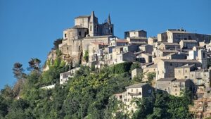 Questa soleggiata cittadina siciliana ti pagherà 5.000€ per trasferirti lì.  Ecco come candidarsi