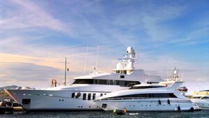 Divieto superyacht: il Napoli mette al bando le navi oltre i 75 metri per lo sgomento dei multimiliardari