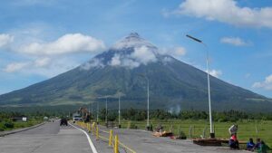 Mount Mayon: i turisti hanno esortato a stare alla larga mentre la lava fuoriesce dal vulcano delle Filippine