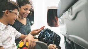 Presto sarai in grado di utilizzare il tuo telefono sui voli dell'UE.  Ma i passeggeri non sono sicuri che sia una buona cosa