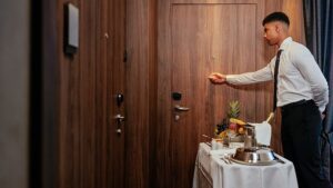 Segreti del servizio in camera: maggiordomi Lego e gelato sciolto tra le 10 richieste più strane degli hotel