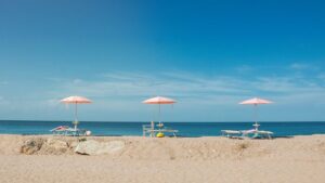 Vacanze senza volo: le 5 migliori spiagge europee che puoi raggiungere in treno