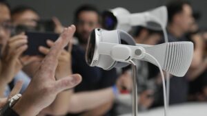Vision Pro: Apple presenta il suo primo visore per realtà mista