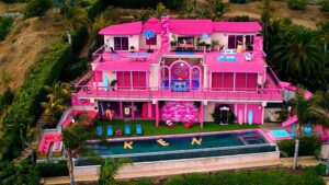 Barbie's Malibu DreamHouse è disponibile per l'affitto.  Ecco come prenotare un soggiorno