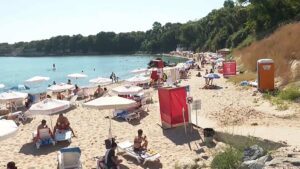 Le località balneari bulgare del Mar Nero danno la colpa del calo del numero di visitatori al disastro della diga di Kakhovka