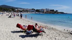 Cartelli falsi sulle spiagge spagnole avvertono i turisti di lingua inglese di stare alla larga
