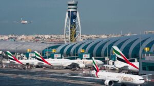 Gli aeroporti di Dubai sono destinati ad una espansione colossale.  Quanto costeranno i piani al Paese e al clima?