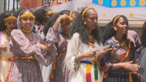 Guarda: le donne tigrine celebrano il festival Ashenda ad Addis Abeba