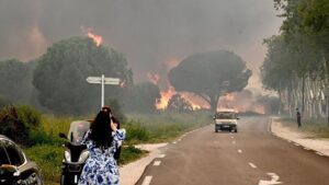 I vacanzieri hanno avvertito di rimanere "estremamente vigili" poiché gli incendi in Francia costringono migliaia di persone a evacuare