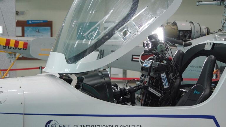 Incontra "Pibot", il robot umanoide che può pilotare in sicurezza un aeroplano meglio di un essere umano