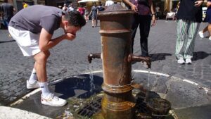 Italia: ai turisti viene detto di restare in casa poiché l'ondata di caldo Nero porta condizioni meteorologiche più estreme