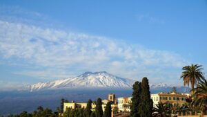 L'Etna è il vulcano più attivo d'Europa.  Puoi ancora visitare durante un'eruzione?