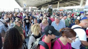 L'eruzione dell'Etna impone la chiusura dell'aeroporto di Catania e la cancellazione di decine di voli