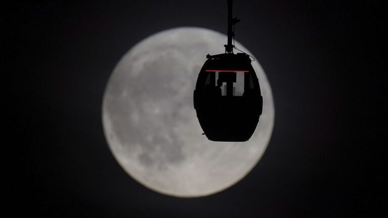 Nelle immagini: la rara Super Blue Moon abbaglia gli osservatori delle stelle nei cieli d'Europa