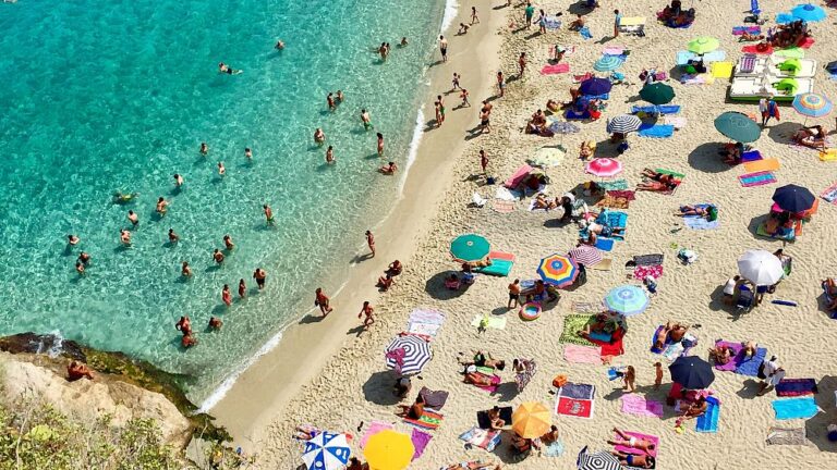 Pasta al forno in spiaggia: come celebrare la festa estiva più grande d'Italia
