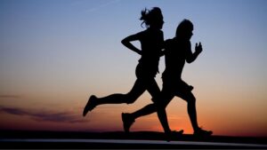 Rimanere in forma da giovani è collegato a un rischio di cancro inferiore del 40%, secondo uno studio importante