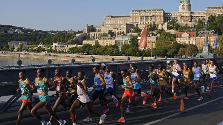 Victor Kiplangat dell'Uganda è stato incoronato campione del mondo di maratona a Budapest