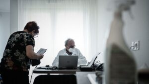 "Vogliamo restituire": i medici in pensione aprono uno studio per affrontare la crisi degli operatori sanitari in Francia