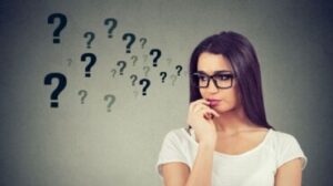 Donna che ha pensieri negativi