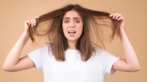 Donna con capelli crespi