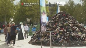 GUARDA: 29a edizione della protesta della "piramide delle scarpe" in corso a Parigi