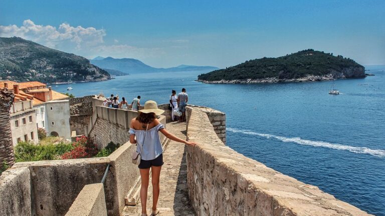 Grecia, Spagna, Cipro: qual è il periodo migliore dell'anno per viaggiare per ridurre i costi ed evitare la folla?