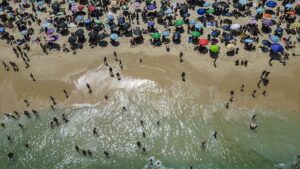 I nuotatori tornano sulle spiagge di Rio de Janeiro grazie al successo dell'operazione di pulizia