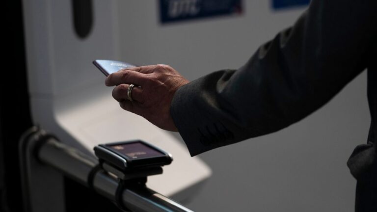 Niente più code alla frontiera: la Finlandia testa per prima al mondo i passaporti digitali