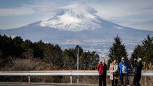 Overtourism: l'iconico Monte Fuji del Giappone lotta con ingorghi di traffico umano, spazzatura e inquinamento