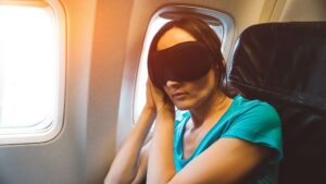 Si può curare il jet lag?  Gli scienziati dicono che la risposta potrebbe essere collegata a quando mangi
