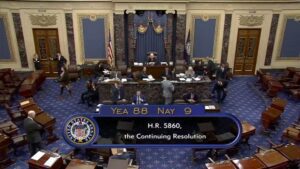 Biden firma un disegno di legge di finanziamento, evitando la chiusura del governo americano, ma afferma che la Repubblica repubblicana ha "fabbricato la crisi"