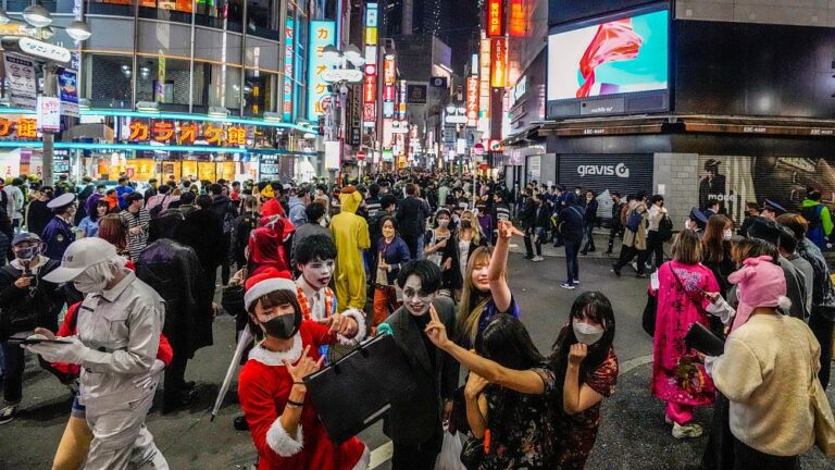 Halloween a Shibuya?  I turisti sono invitati a stare lontani dalla famosa destinazione di Tokyo
